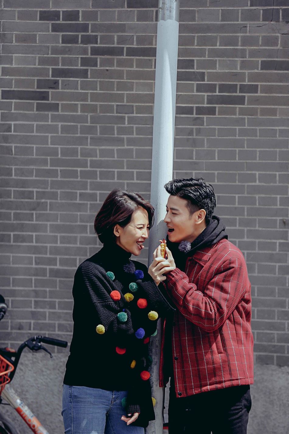 【多图】《我最爱的女人们》张晋、蔡少芬上海街头晒恩爱