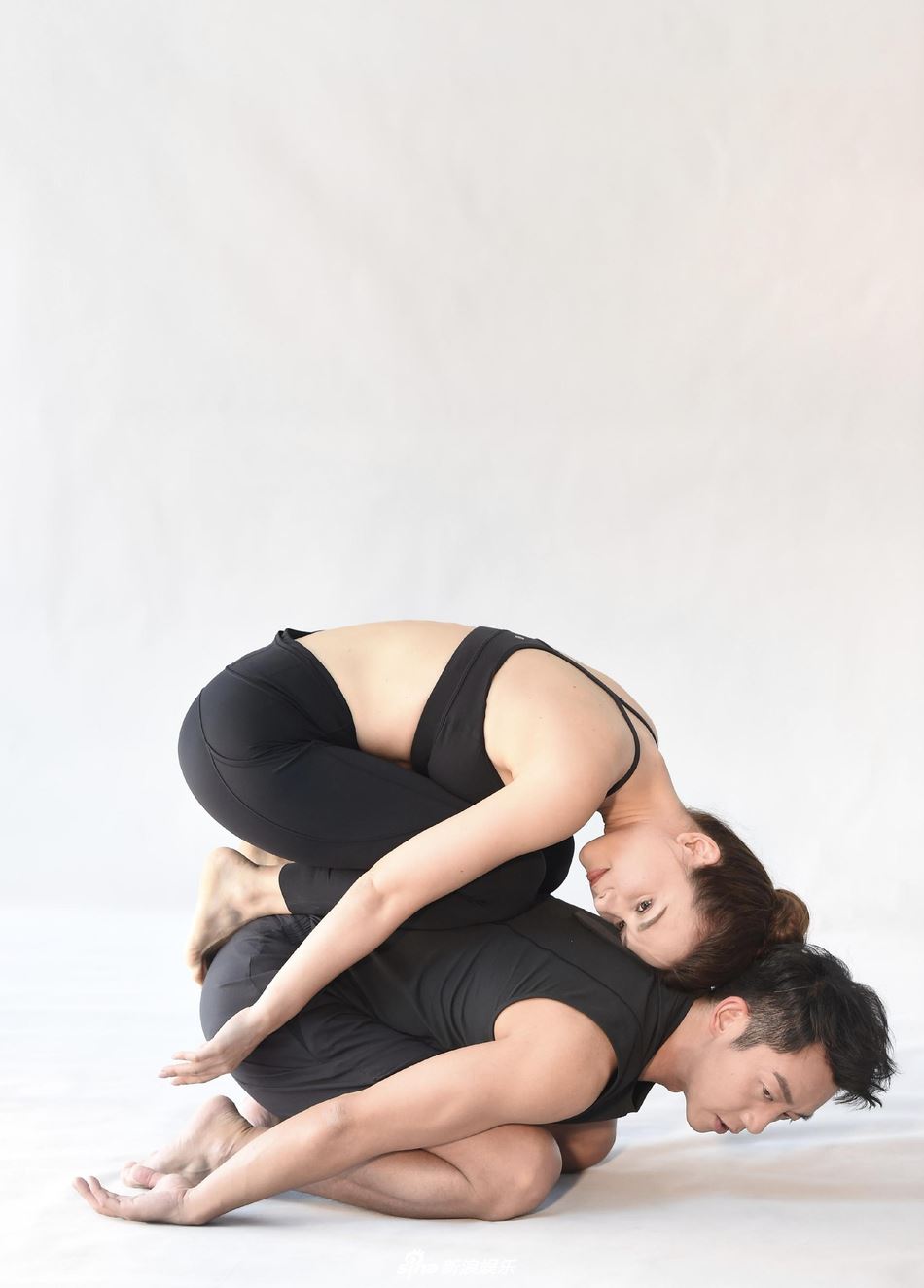 【多图】郑恺有新剧啊！搭档卢靖姗！大秀肌肉好养眼