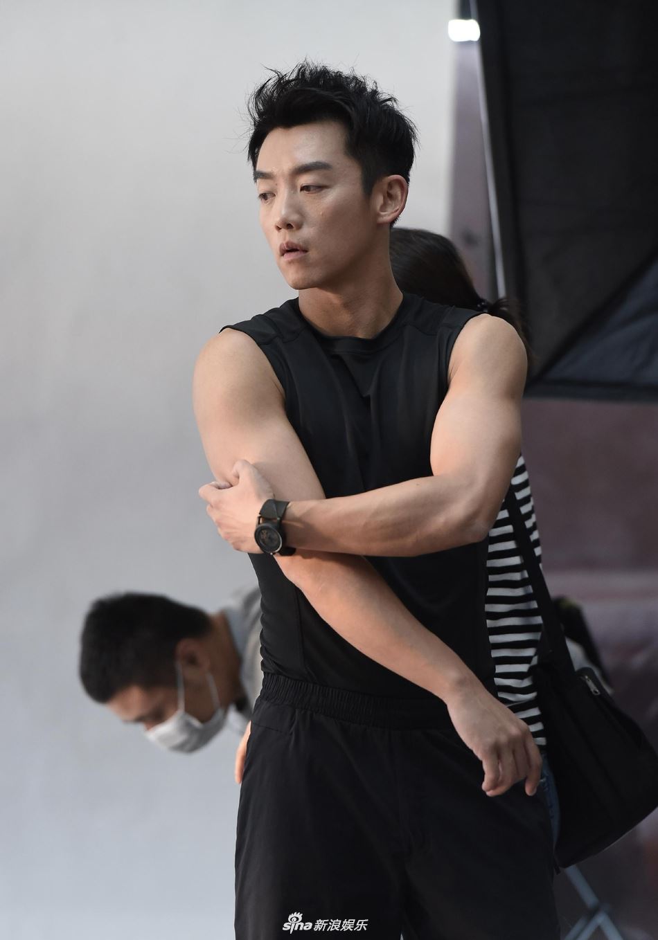 【多图】郑恺有新剧啊！搭档卢靖姗！大秀肌肉好养眼