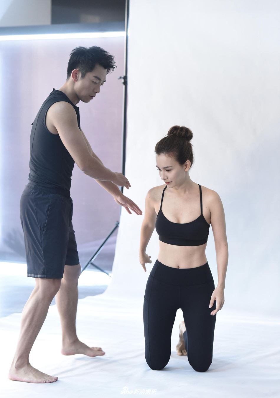 【多图】郑恺有新剧啊！搭档卢靖姗！大秀肌肉好养眼