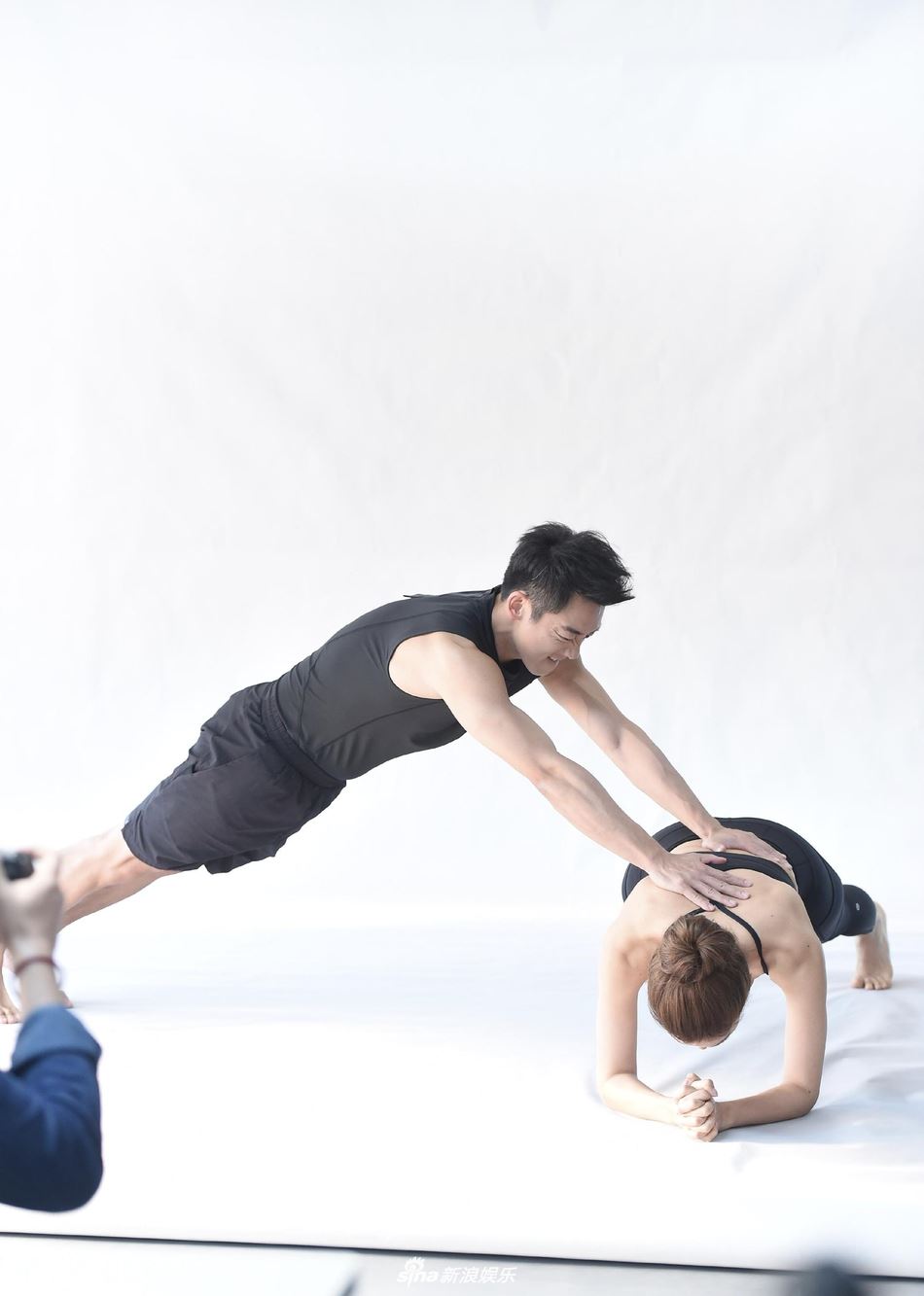 【多图】郑恺有新剧啊！搭档卢靖姗！大秀肌肉好养眼