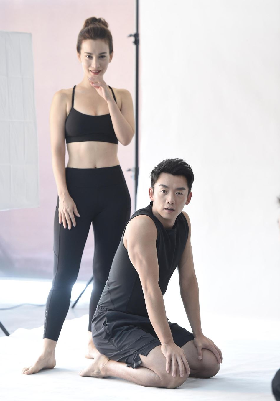 【多图】郑恺有新剧啊！搭档卢靖姗！大秀肌肉好养眼