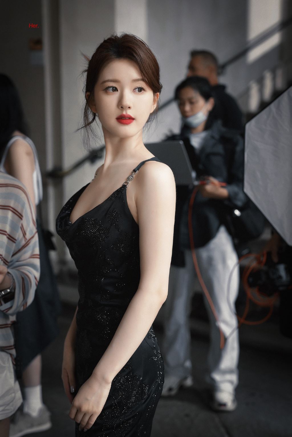 赵露思零伪装逛米兰❗素颜与粉丝合照超亲切🔥