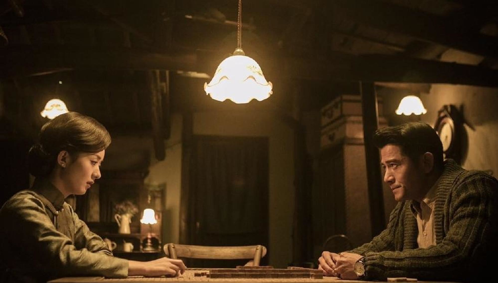 和郭富城合作新电影 《密战》！赵丽颖旗袍民国造型曝光 朴素却超美