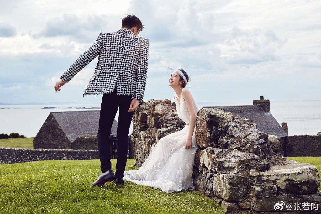 【多图】甜晒婚照！张若昀告白唐艺昕：就这样笑一辈子吧