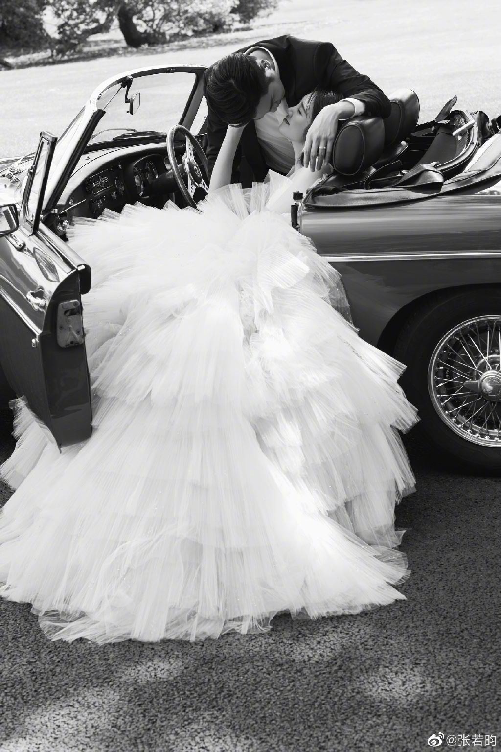 【多图】甜晒婚照！张若昀告白唐艺昕：就这样笑一辈子吧