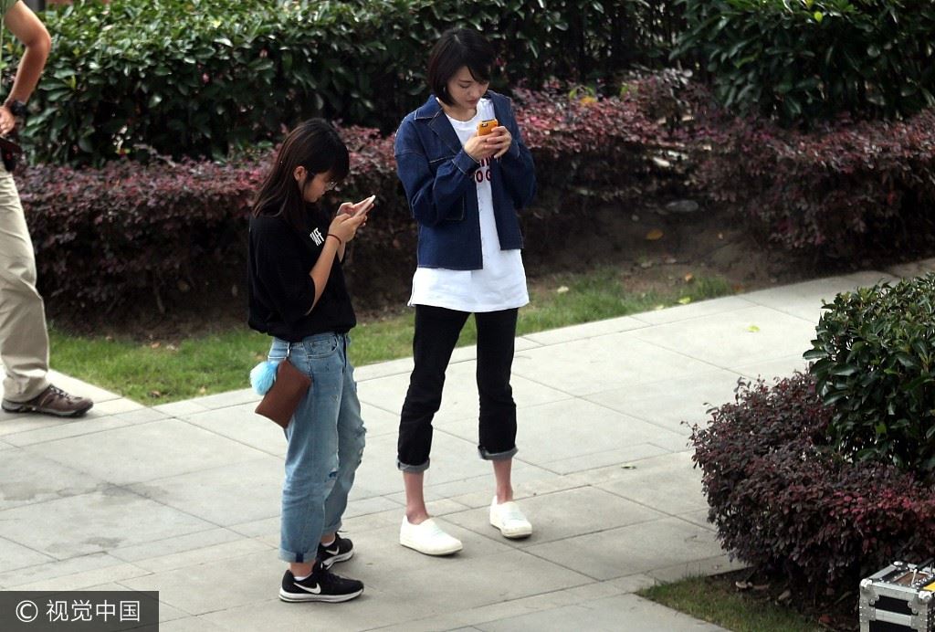 新戏《为了你》杀青咯！与罗晋甜蜜牵手 郑爽消瘦脚腕更抢镜&nbsp;