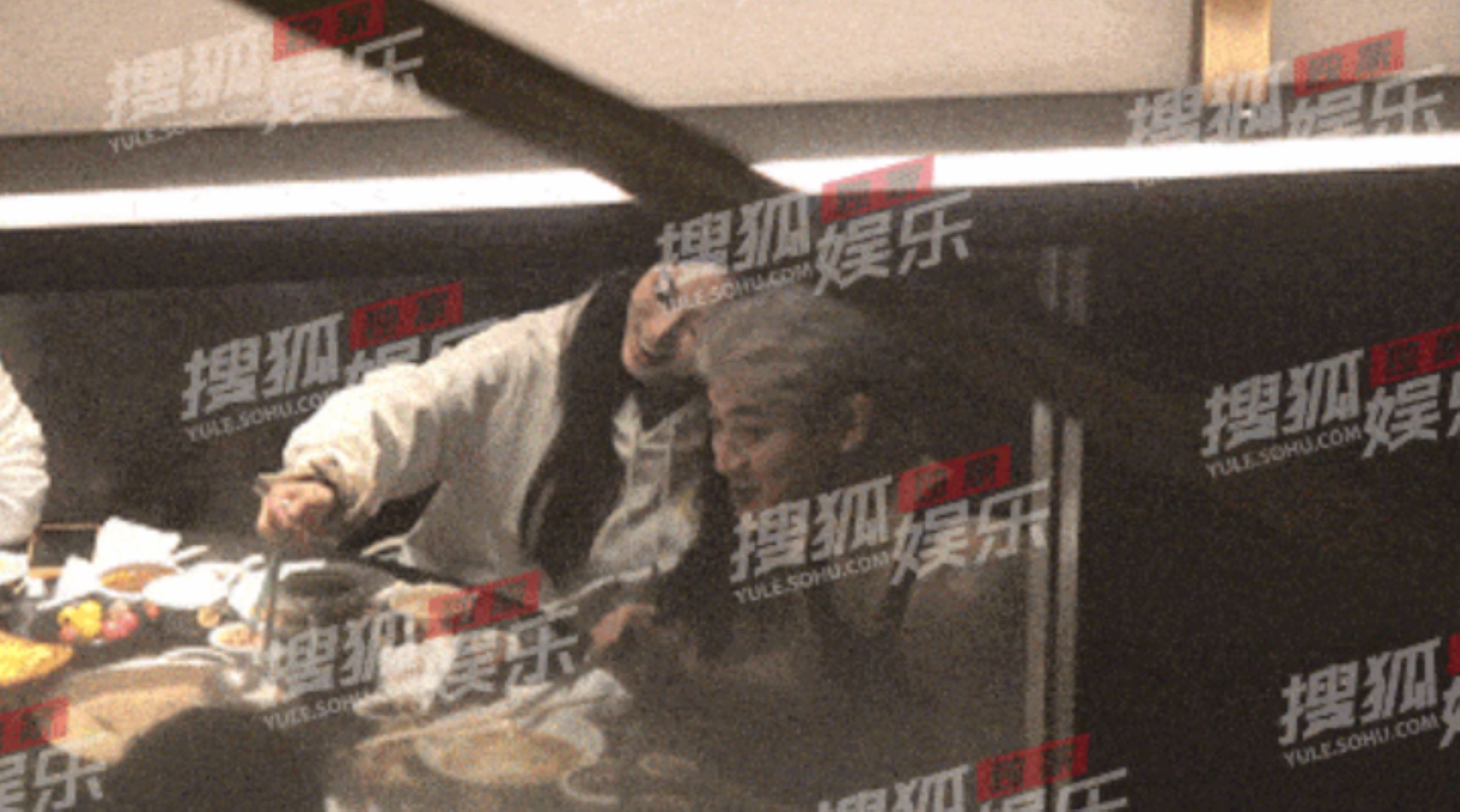 ✨黄子韬带徐艺洋和家人聚餐再添恋爱实锤❓二人互动像极了情侣🤩