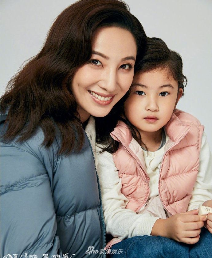 郑希怡携女儿登封面！母女装好温馨有爱呢