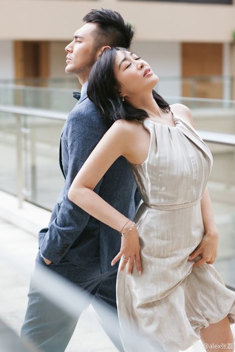 人鱼夫妇狗粮撒不停！钟丽缇张伦硕亲密写真曝光