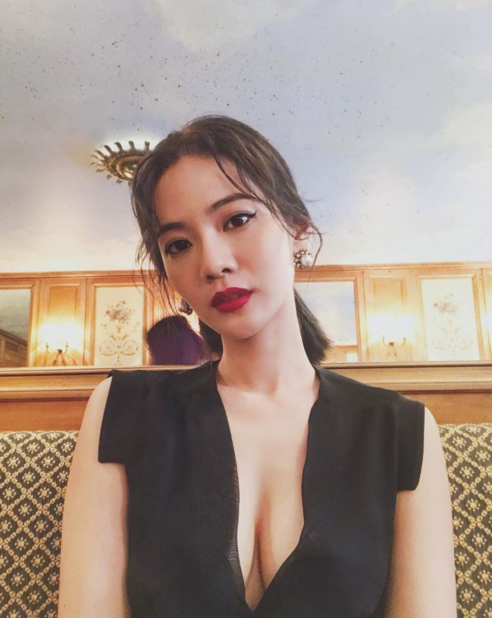 曾之乔晒美照秀傲人上围+蚂蚁腰！网友爱爆：真人版娜美