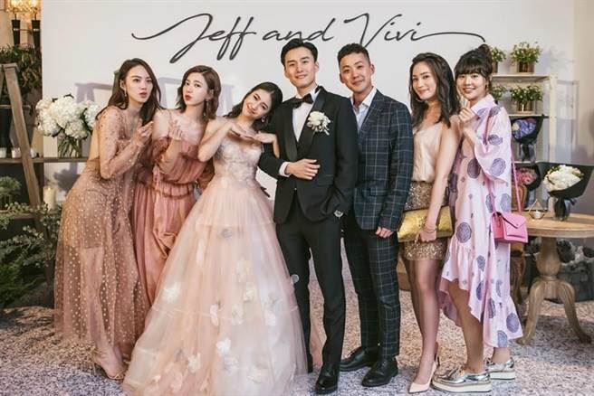 穿夹脚拖鞋也可以很唯美!女星教你0负评婚宴穿搭!