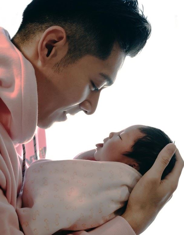 周柏豪是个好奶爸 照顾孩子无障碍