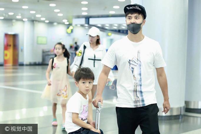 高颜值family！森碟穿纱裙出落成大姑娘 小亮仔坐行李箱萌翻