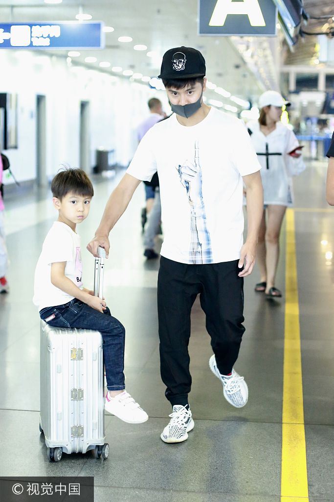 高颜值family！森碟穿纱裙出落成大姑娘 小亮仔坐行李箱萌翻