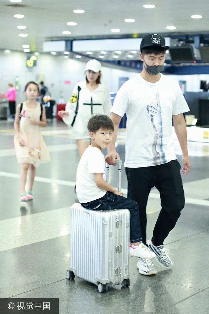 高颜值family！森碟穿纱裙出落成大姑娘 小亮仔坐行李箱萌翻