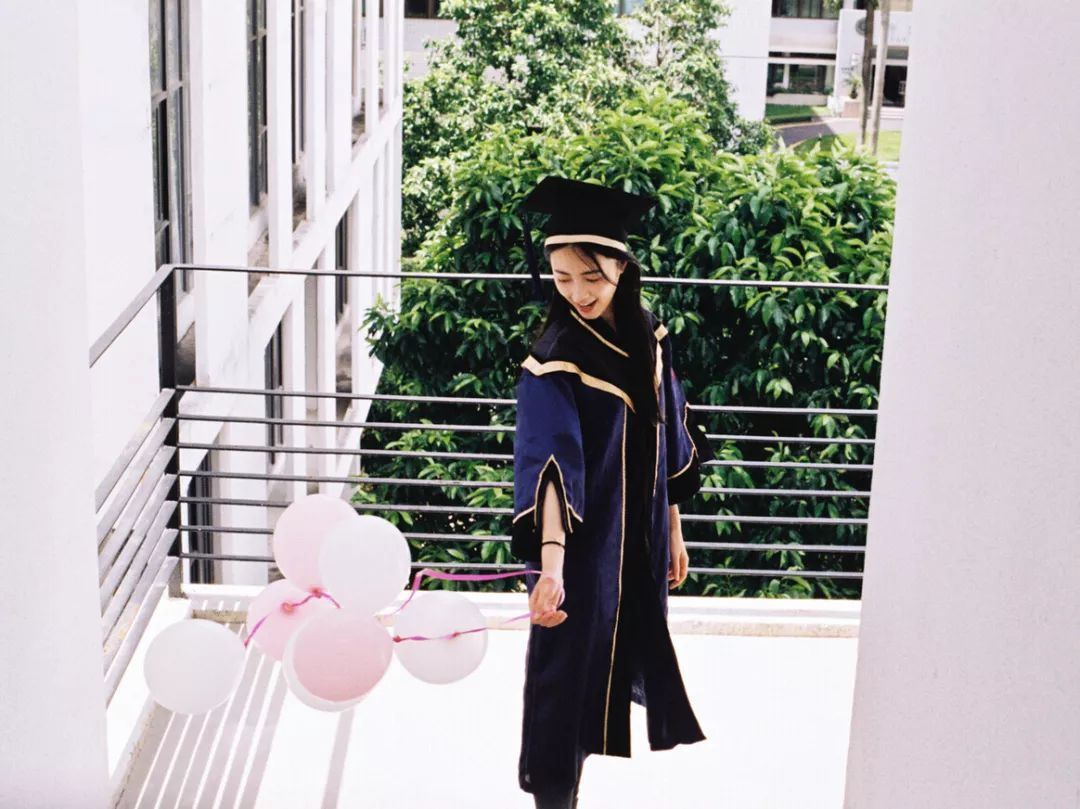 毕业照还在死板板的站在哪里？这样拍才cool啦！