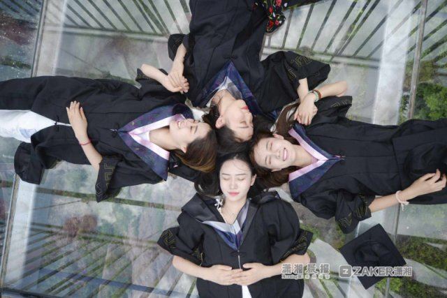 毕业照还在死板板的站在哪里？这样拍才cool啦！