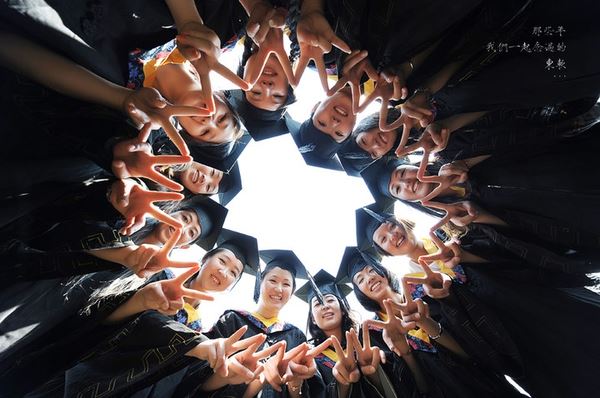 毕业照还在死板板的站在哪里？这样拍才cool啦！