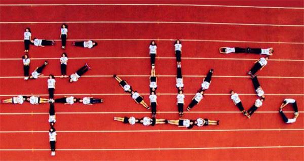 毕业照还在死板板的站在哪里？这样拍才cool啦！