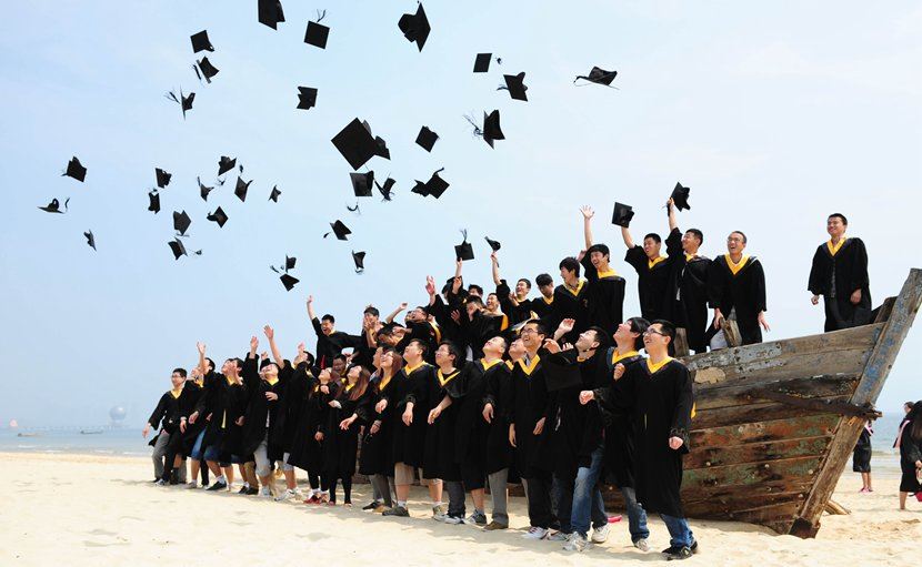 毕业照还在死板板的站在哪里？这样拍才cool啦！