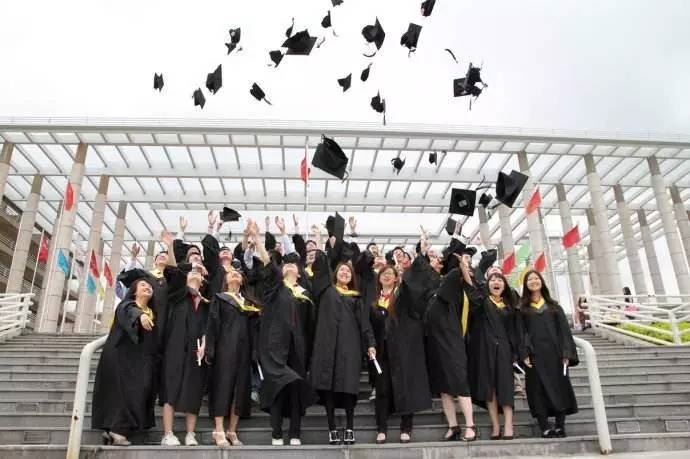 毕业照还在死板板的站在哪里？这样拍才cool啦！