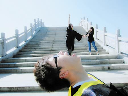 毕业照还在死板板的站在哪里？这样拍才cool啦！