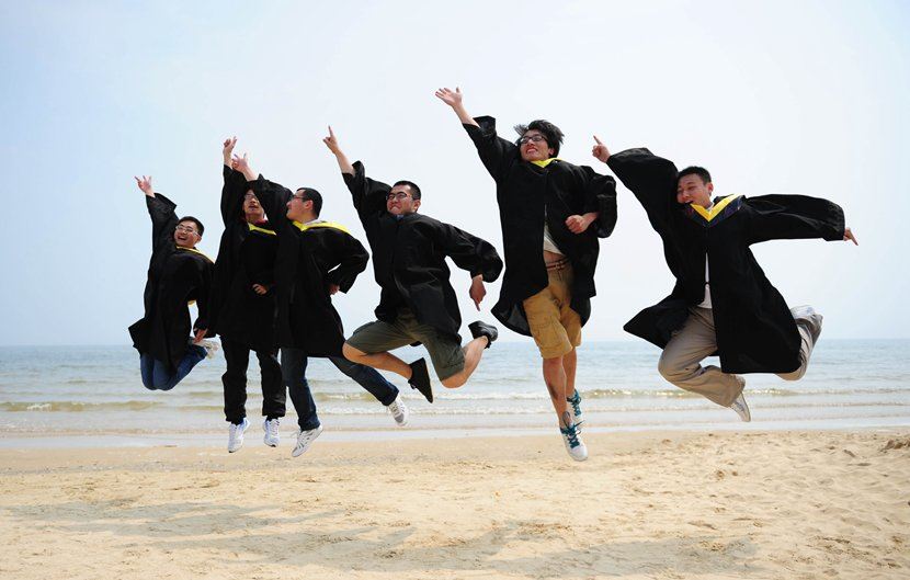 毕业照还在死板板的站在哪里？这样拍才cool啦！