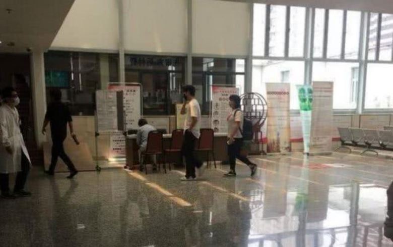 杨洋被拍到去医院看胃病 背影消瘦 网友“没有按时按点吃饭吗？”