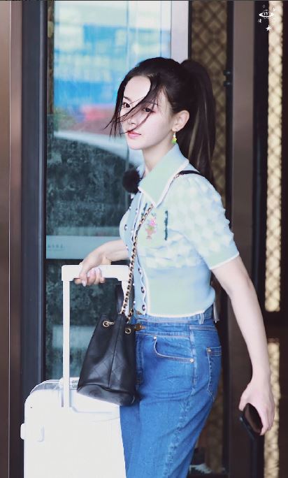 杨超越现身录制《中餐厅4》！大秀小蛮腰超好看！