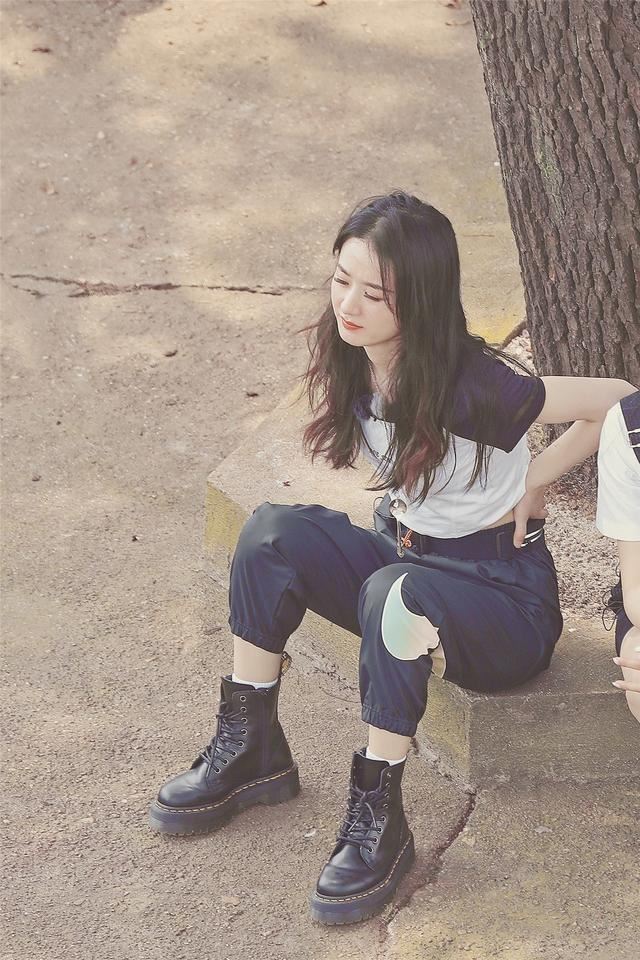 赵丽颖录制《中餐厅》被拍到双手扶腰，坐路边表情痛苦！