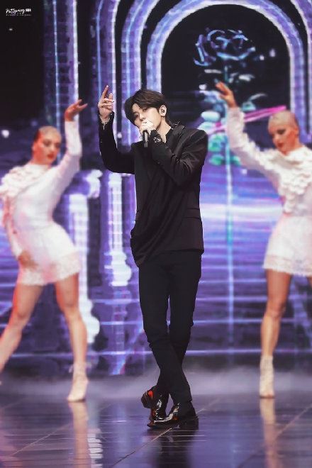 蔡徐坤《情人》首秀舞台，对镜头送飞吻全开麦超稳！