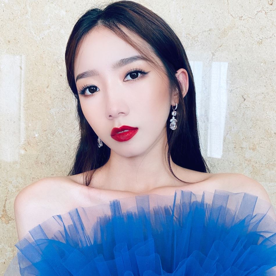 【多图】孟美岐露美肩照曝光！大红唇配亮片西服超帅！