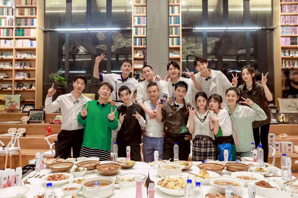 《中餐厅4》杀青照曝光！黄晓明、赵丽颖比yeah画面超温馨！