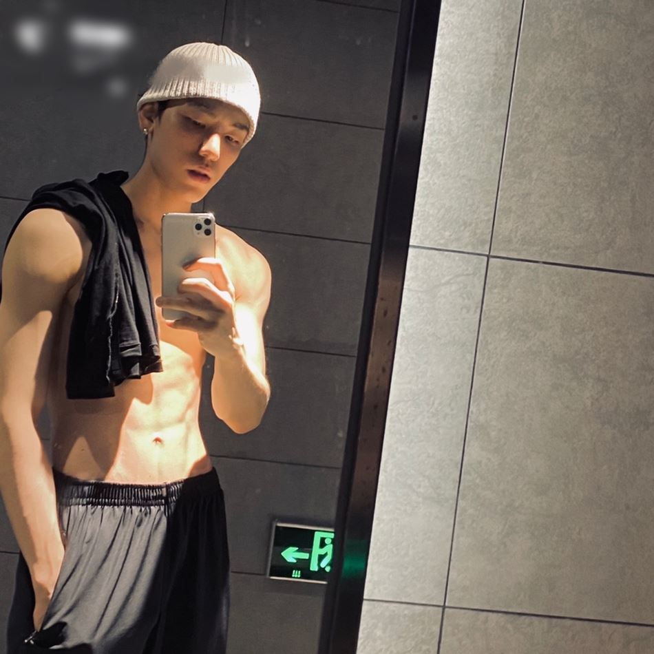 这身材绝了！王子异大晒腹肌照，体脂率才6.7%！