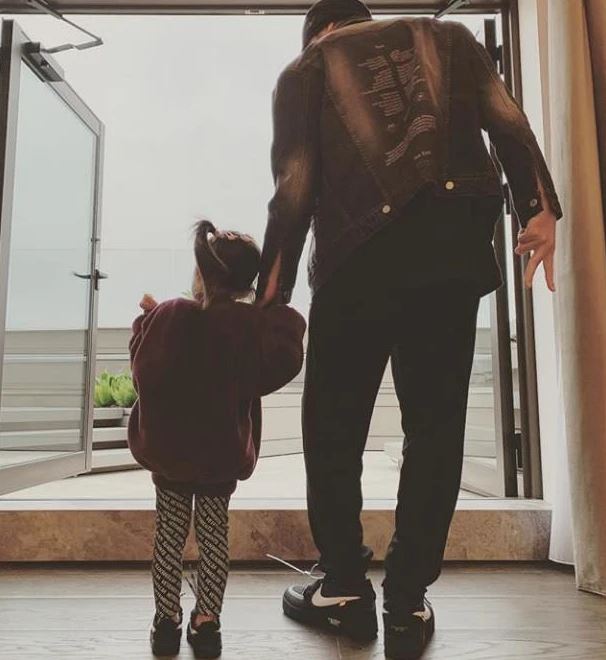 周杰伦晒女儿背影照！画面超好看：我是超棒的摄影师