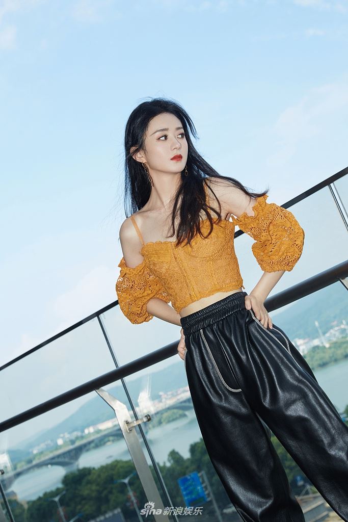 【多图】赵丽颖穿橘色吊带大秀好身材！露小蛮腰尽显线条！ 