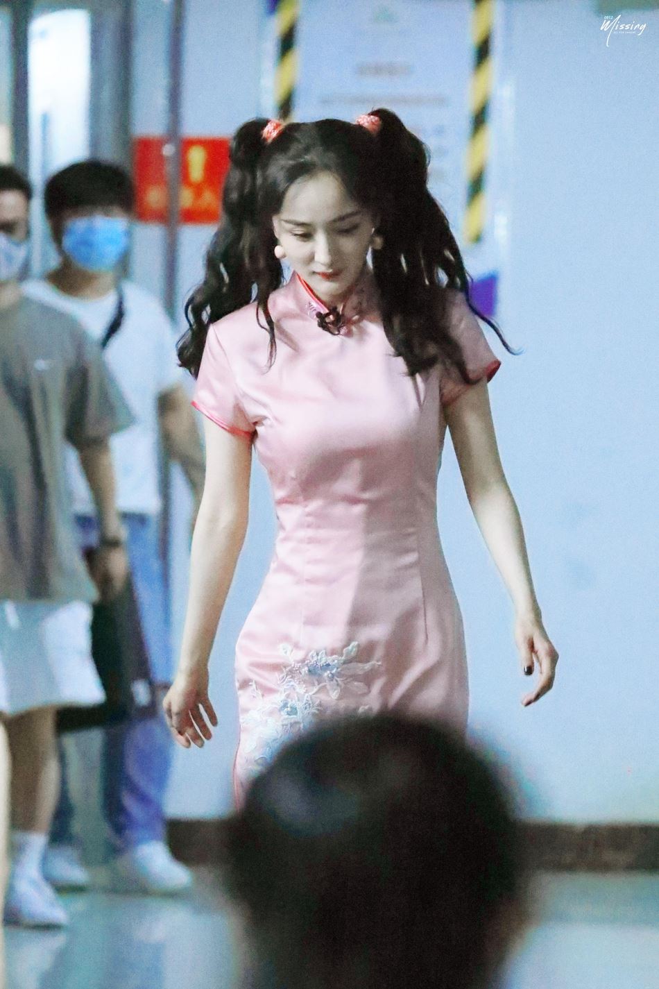 好靓身材啊！杨幂旗袍装曝光！网友：这身材绝了！