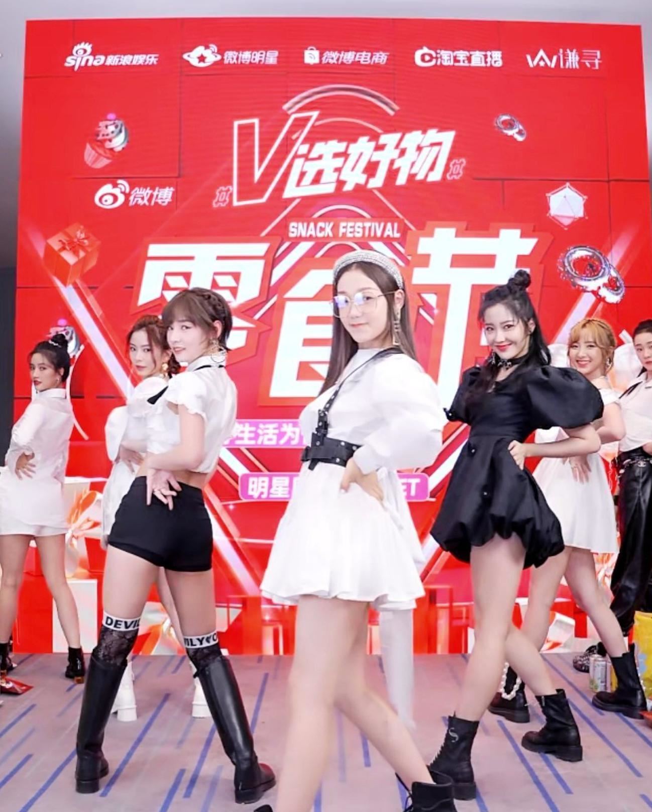 硬糖少女直播大跳成团舞！吃零食反应超可爱！