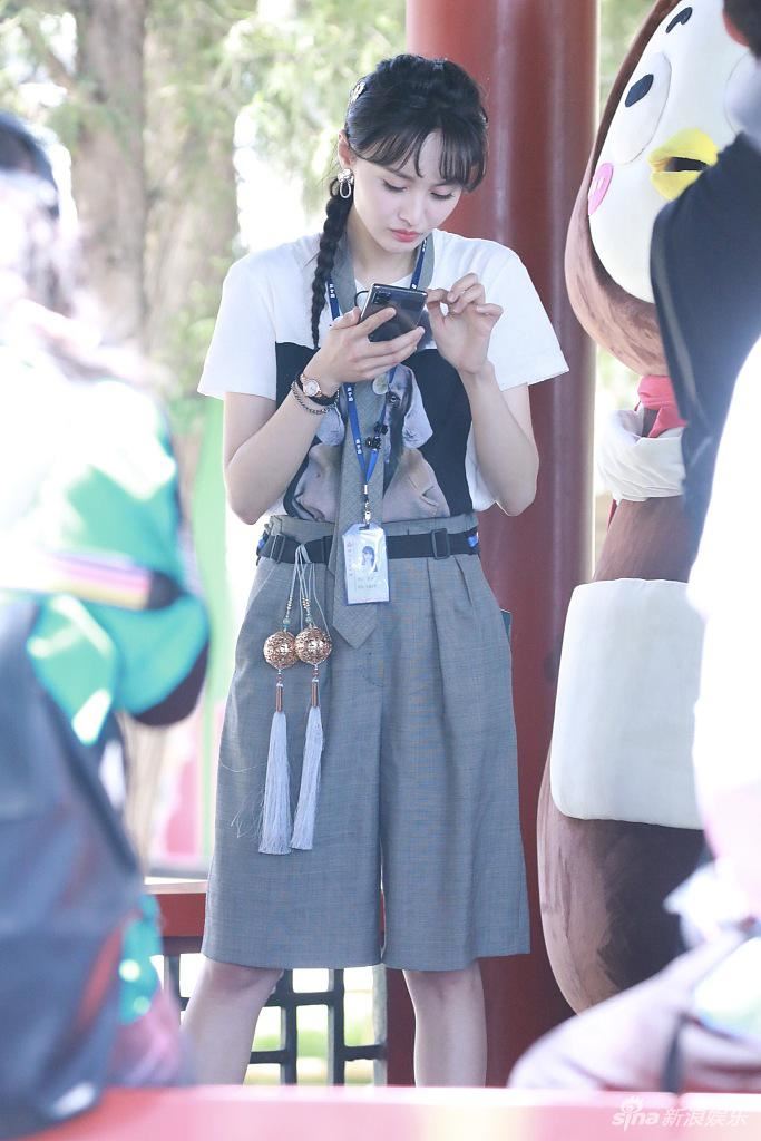 郑爽扎麻花辫变小画家！超清纯可爱又迷人！