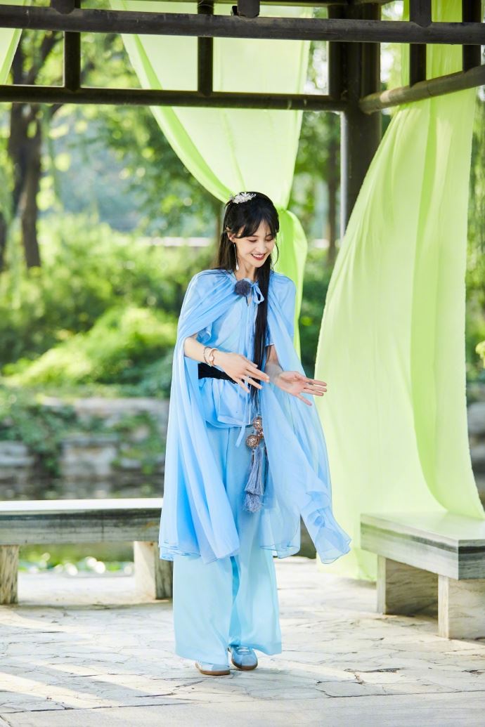 郑爽大晒「仙女」照，身穿蓝色古风长裙又美又仙！