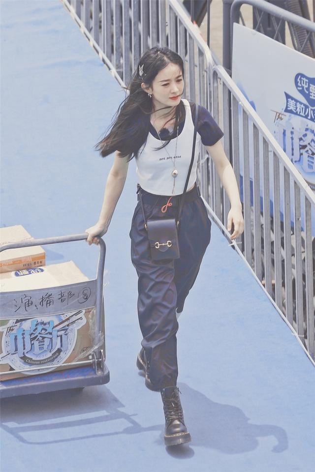 赵丽颖录制《中餐厅》被拍到双手扶腰，坐路边表情痛苦！