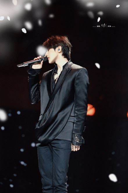 蔡徐坤《情人》首秀舞台，对镜头送飞吻全开麦超稳！