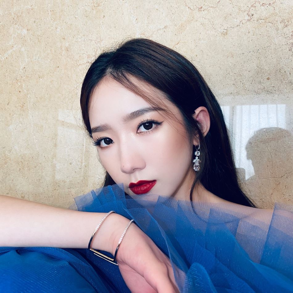 【多图】孟美岐露美肩照曝光！大红唇配亮片西服超帅！