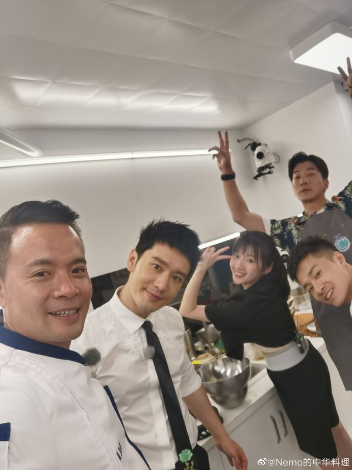 《中餐厅4》杀青照曝光！黄晓明、赵丽颖比yeah画面超温馨！