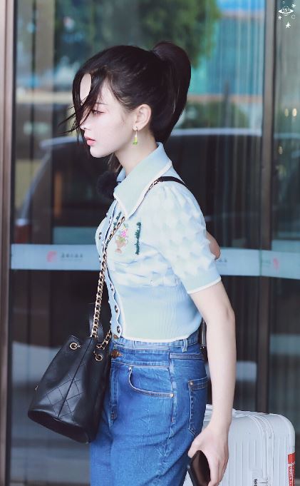 杨超越现身录制《中餐厅4》！大秀小蛮腰超好看！