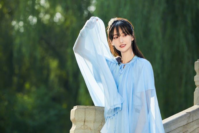 郑爽大晒「仙女」照，身穿蓝色古风长裙又美又仙！