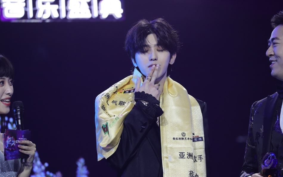 蔡徐坤《情人》首秀舞台，对镜头送飞吻全开麦超稳！