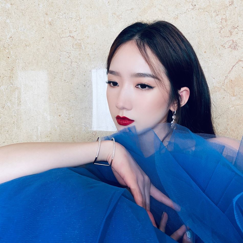 【多图】孟美岐露美肩照曝光！大红唇配亮片西服超帅！