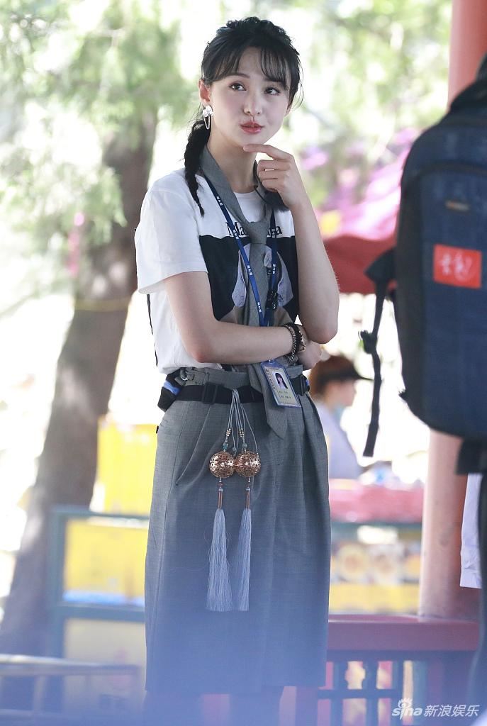 郑爽扎麻花辫变小画家！超清纯可爱又迷人！